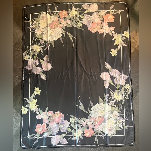 NWT Express. OS Scarf/Wrap in Beautiful Floral Design - Picture 4 of 9